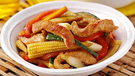 خوراک رنگارنگ با گوشت بوقلمون